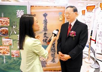 图为王国强接受中央电视台台北站记者访问。 吴季洋摄 