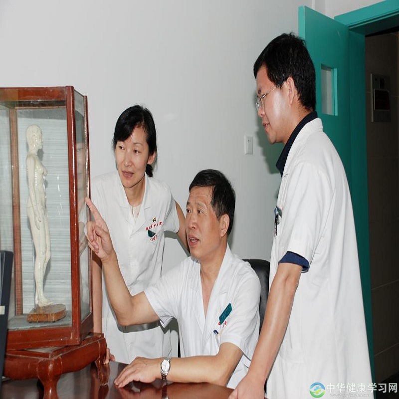 李家康，男，二级教授，主任医师，湖北省知名中医