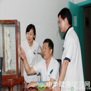 李家康，男，二级教授，主任医师，湖北省知名中医