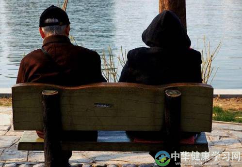 老年人预防老年痴呆有妙招,三个小动作锻炼你的大脑