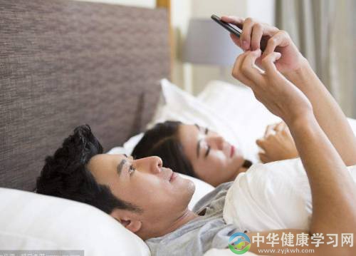 睡前玩手机到底有多不利于养生？看了你就明白！