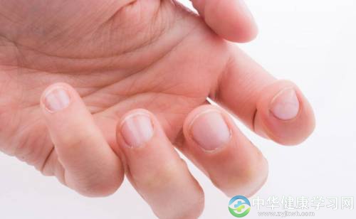 指甲上出现一道凸出的竖线是怎么回事？