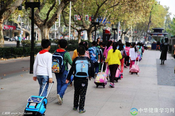 孩子应该如何科学背书包才能保持脊柱健康