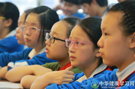 眼科医生:这几种食物会加重孩子近视,严重的,甚至会让孩子失明