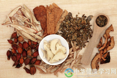 骨质增生太烦人,红花+米醋,每天擦几次,腰疼腿麻都赶走,灵了